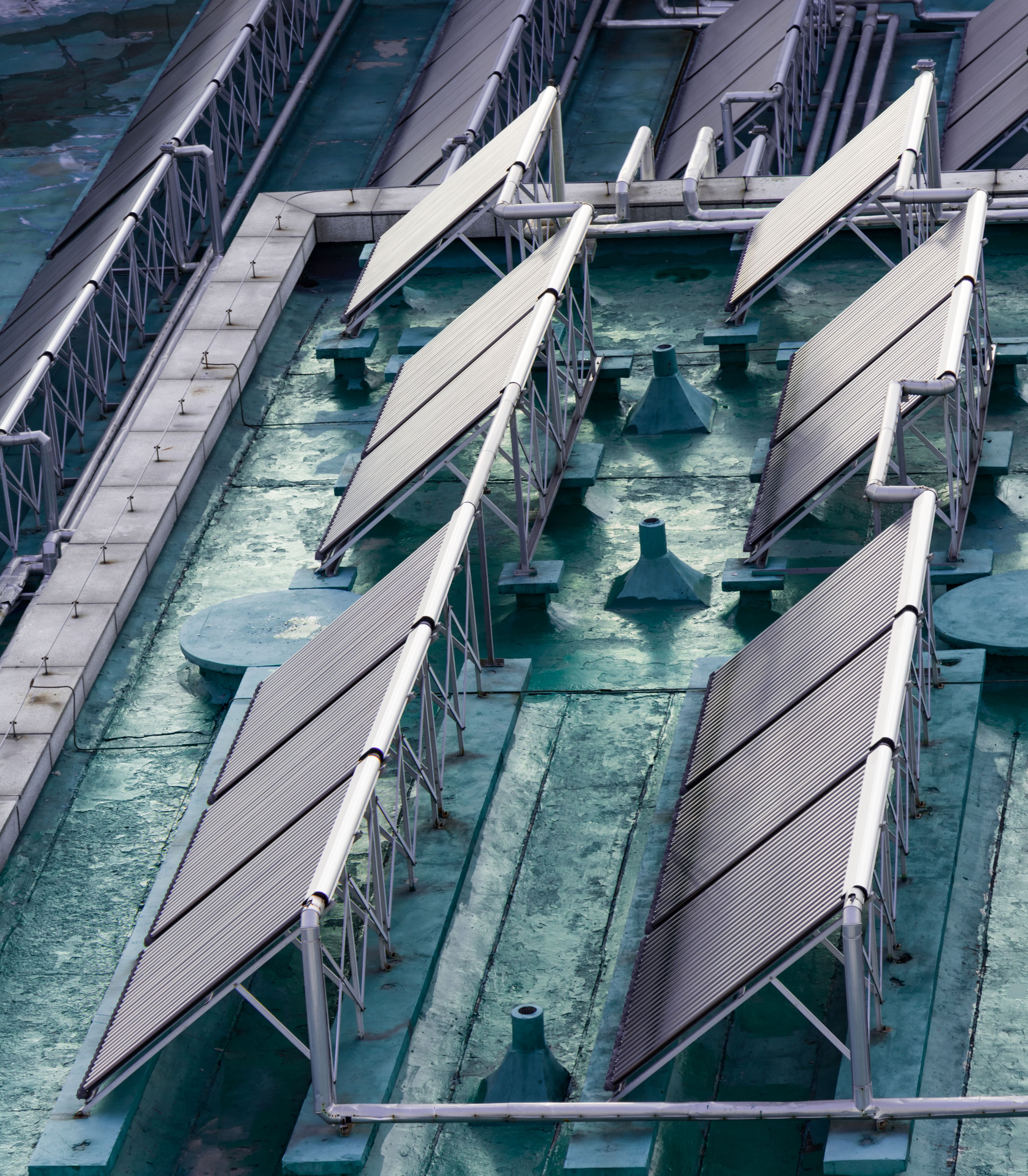 Entrepôt avec ombrières photovoltaïques